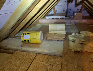 Zateplení stropu rodinného domu pomocí foukané izolace